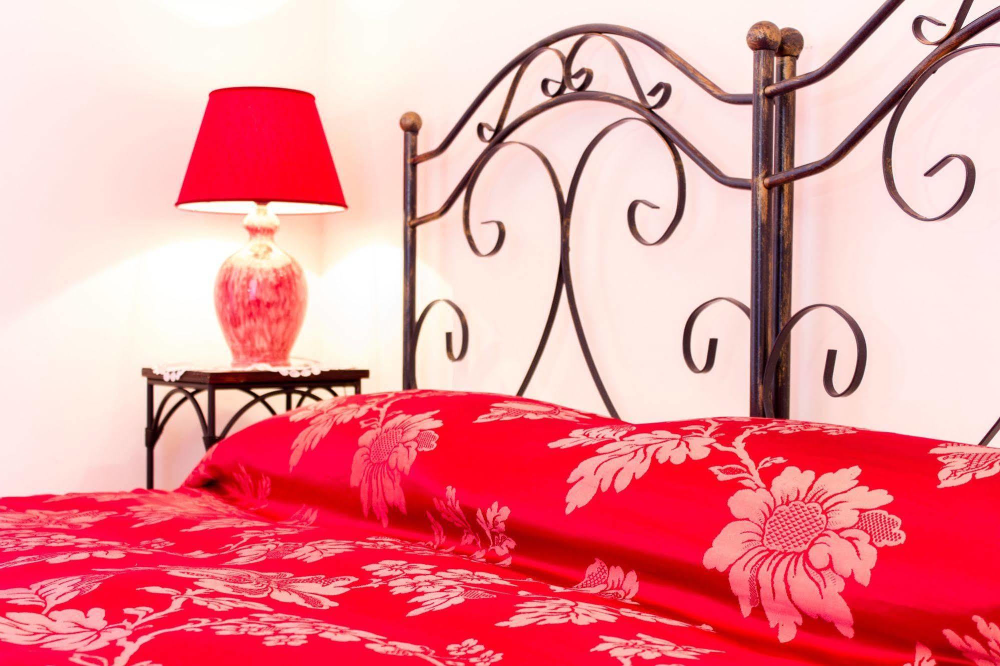 Anticadimora Dei Pepe Bed & Breakfast Salve Exterior photo
